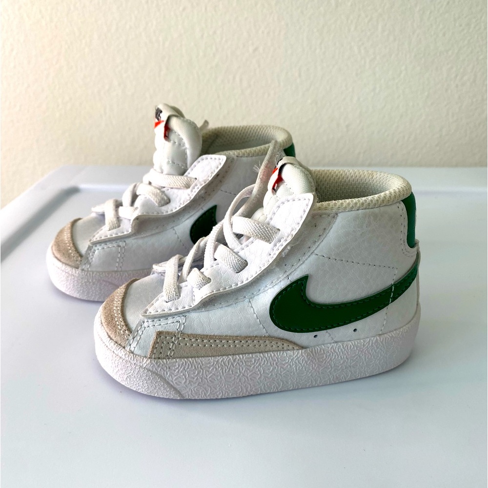 Nike Blazers Green and White Size 5. EUC